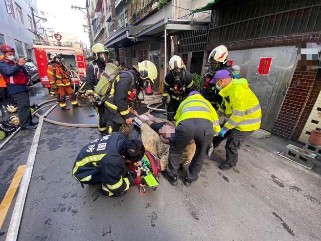 桃园市八德区1间4层楼高公寓今天早上3楼发生火警，桃园市消防局赶往救援，发现2人受困，其中丁姓妇女被发现时已经成为焦尸。（翻摄照片）