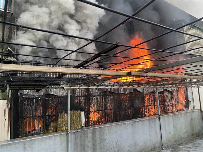 桃园市八德区1间4层楼高公寓今天早上3楼发生火警，桃园市消防局赶往救援，发现2人受困，其中丁姓妇女被发现时已经成为焦尸。（翻摄照片）