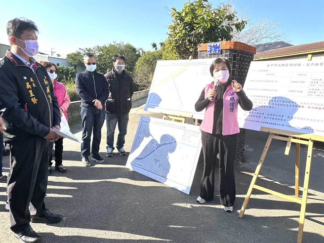 大雅区西宝里部分居民长期无自来水可用，立委杨琼璎、市议员当选人吴呈贤协助解决。（陈淑娥摄）