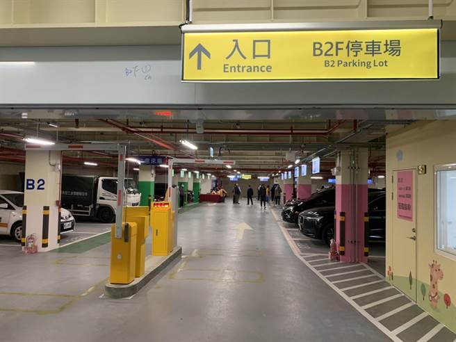 桃園市平鎮文化公園地下停車場智慧停車管理設備採全新3.0技術。（蔡明亘攝）