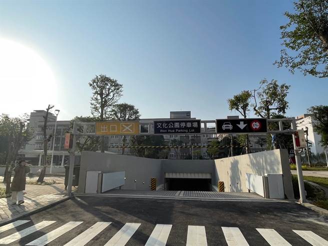 桃園市平鎮文化公園地下停車場將規畫家長臨停接送時段與計程車午間休息時段，提供1小時免費停車優惠。（蔡明亘攝）