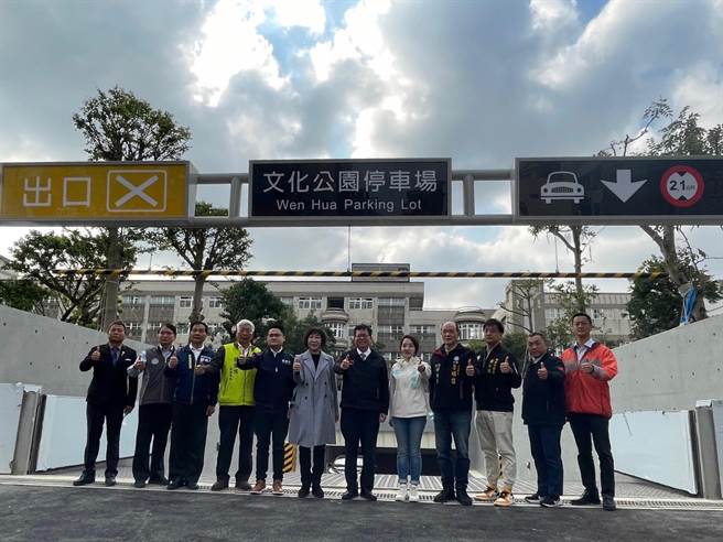 桃園市長鄭文燦（右六）今早視察平鎮文化公園地下停車場。（蔡明亘攝）
