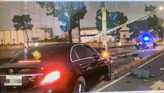 高雄一辆黑色轿车自撞分隔岛，连一旁的号志灯也被撞断。（翻摄照片／高雄洪靖宜传真）