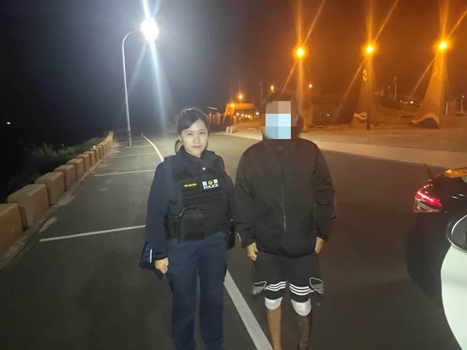 桃园一名24岁徐姓男子（右）因和女友争吵心情不佳，独自到海边吹风散心，家属联繫不到人急忙报案协寻。（翻摄画面／蔡明亘桃园传真）