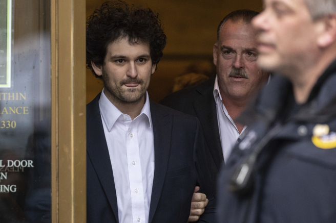 加密货币平台FTX创办人班克曼－佛里特今天以2.5亿美元（约新台币77亿元）交保候审。（图／美联社）