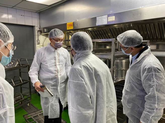 台北市力行国小爆出团膳业者把馊水汤提供给学童，北市卫生局依食品安全卫生管理法第44条裁罚午餐供应业者新台币12万元。图为北市教育局、卫生局到学校稽查。（北市教育局提供／张芷瑜台北传真）