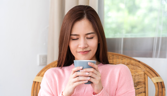 喝溫熱水會使身體發熱，提高體溫，促進新陳代謝，進而幫助減重。(示意圖/ Shutterstock )