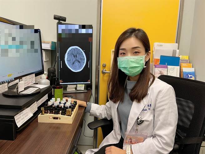 85岁杨奶奶近2年出现记忆力、方向感变差和生活无法自理等情形，诊断为轻度失智症，透过药物、营养治疗，再搭配芳香疗法，有效改善杨奶奶状况。（长安医院提供／潘虹恩台中传真）