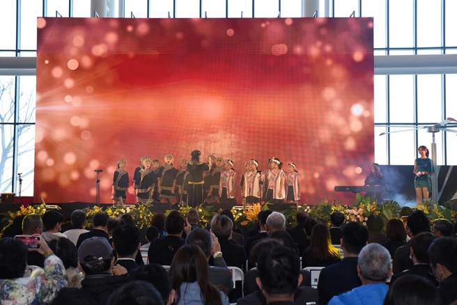 信义乡新乡村希娜巴岚国小的学童以布农族「报战功」，为开幕及厂庆揭开序幕。（业者提供／杨静茹南投传真）