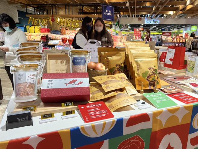屏东十大伴手礼板桥巡迴展，一站购足年节礼品。(屏县府提供)