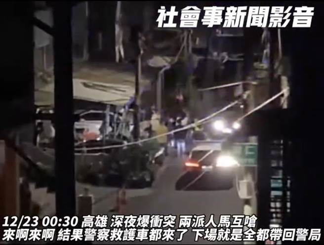 孙姓兄弟檔在大马路上吵起来，员警到场处理还互呛「来阿」。（翻摄社会事新闻影音）