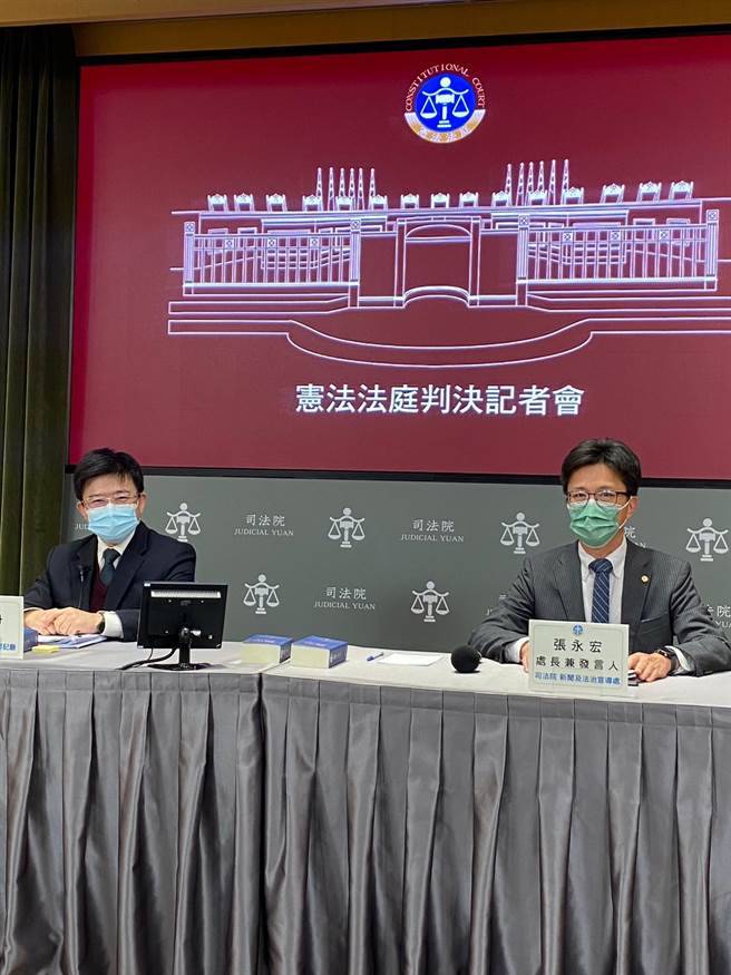 全民健保的停保与復保没有法律规范，宪法法庭判决违宪，宪法法庭书记厅长许辰舟及司法院发言人张永宏。（林伟信摄）