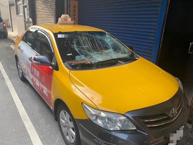 洪女摔在丈夫的计程车挡风玻璃上，当场破裂成蜘蛛网状。（警方提供）