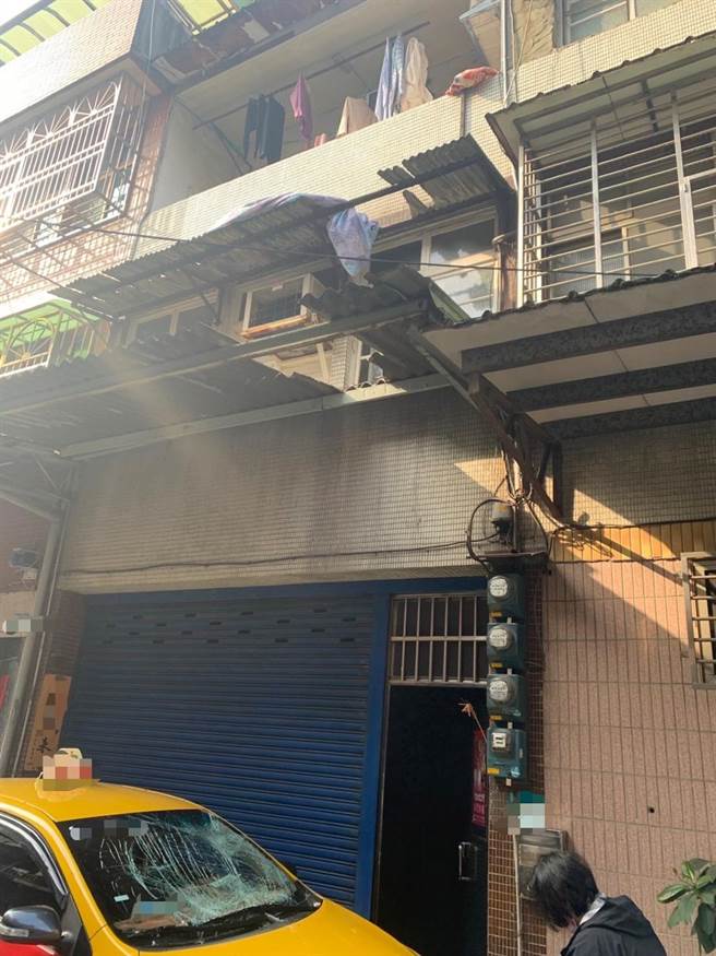 洪女为了救猫，结果自己反而从阳台跌落。（警方提供）