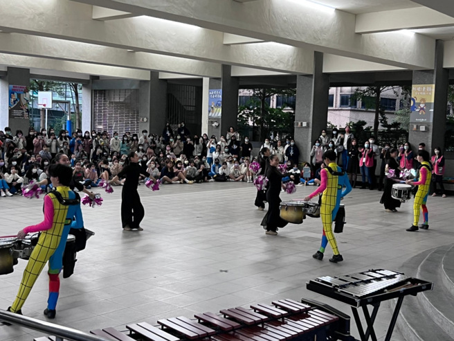 精彩的旗舞、枪舞、打击乐、铜管吹奏等精彩表演，让在场观眾目不转睛。(照片/中山女高提供)