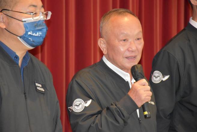 苗栗县长徐耀昌最后上班日到警察局与同事们话别，见到全体警察同仁热烈欢送，徐耀昌眼角不禁湿红。（谢明俊摄）