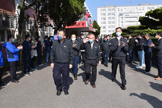苗栗县长徐耀昌最后上班日受到警察局全体人员夹道欢送。（谢明俊摄）