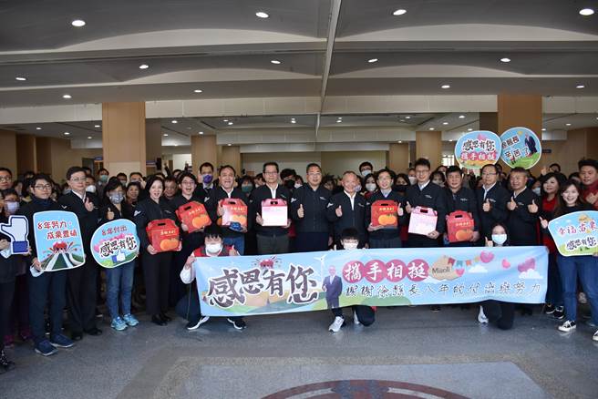 苗栗县长徐耀昌最后上班日到县府第2、3办公室向县府员工们话别。（谢明俊摄）