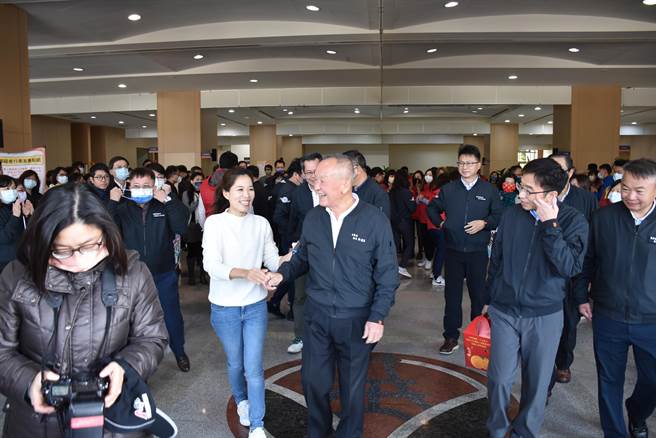 苗栗县长徐耀昌最后上班日到县府第2、3办公室向县府员工们话别。（谢明俊摄）