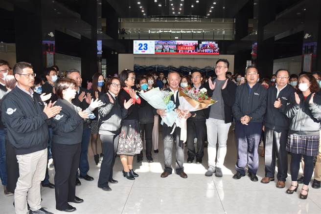 苗栗县长徐耀昌最后上班日到县府第1办公室向县府员工们话别。（谢明俊摄）