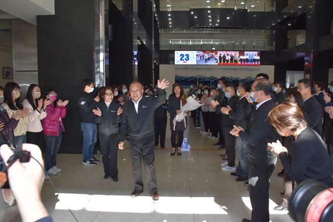 苗栗县长徐耀昌最后上班日到县府第1办公室向县府员工们话别。（谢明俊摄）