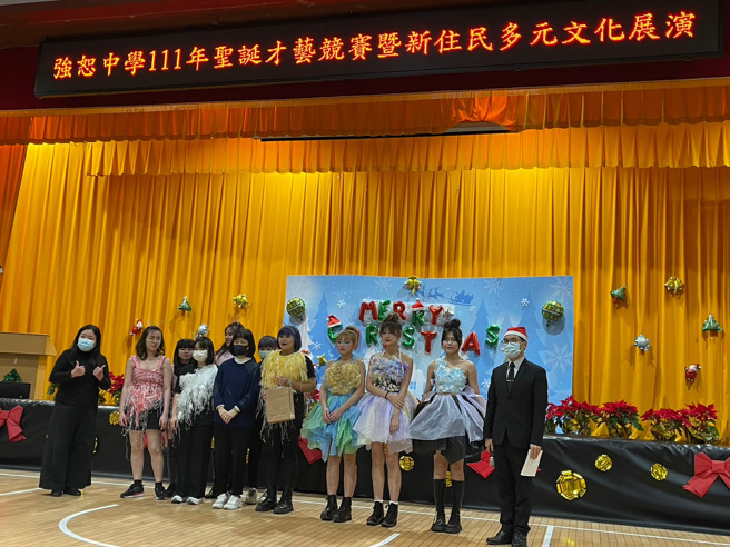 本次活动值得关注的亮点是学生利用环保元素，从日常生活中搜集回收物品，再制成合身的环保服装，变成一件能穿脱的环保衣。(照片/强恕高中提供)