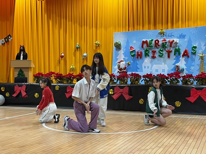 参与表演的师生们希望透过本次活动，能让大家更了解东南亚国家的文化，并且拓展国际视野。(照片/强恕高中提供)