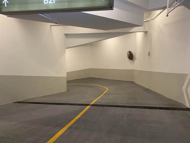 许多驾驶直呼，停车场上下楼车道有点窄，考验驾驶开车技术。（蔡明亘摄）