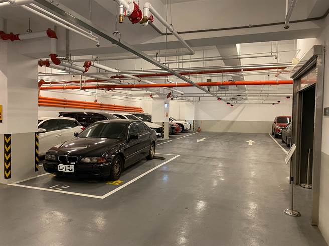 中坜大时钟地下停车场内，今有部分驾驶来回「噜」了好几趟，才成功停进车格。图为示意图，非当事车辆。（蔡明亘摄）