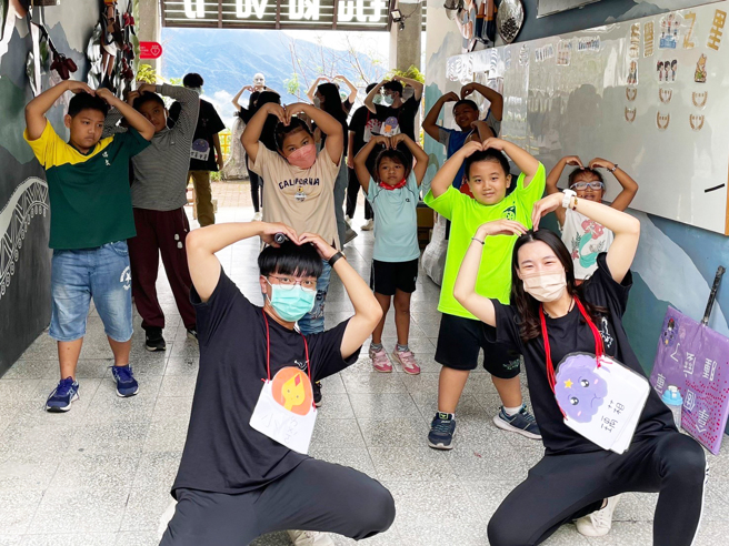 义守大学深入部落，结合在地特色与所学术专业，透过有趣的活动设计，提升当地学童学习意愿，获得正确的健康观念与知识。(照片/义守大学提供)