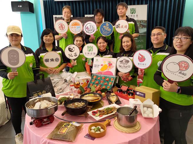 数位群聚品牌「枋寮940」邀集在地餐饮业者联手推出午仔鱼主题料理、以及限量的「爆甜裂果莲雾」力挺农渔民，当中由阿达渔港餐厅推出的「莲雾午仔鱼汤」，以全国独创口感惊艳眾人。（谢佳潾摄）