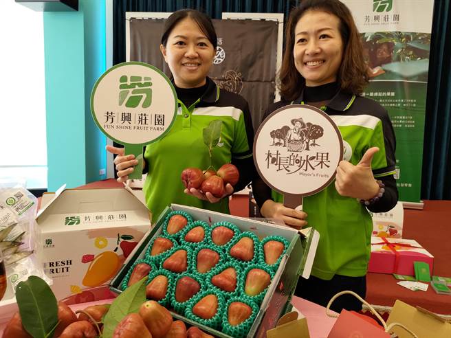 数位群聚品牌「枋寮940」邀集在地餐饮业者联手推出午仔鱼主题料理、以及限量的「爆甜裂果莲雾」力挺农渔民，当中由阿达渔港餐厅推出的「莲雾午仔鱼汤」，以全国独创口感惊艳眾人。（谢佳潾摄）