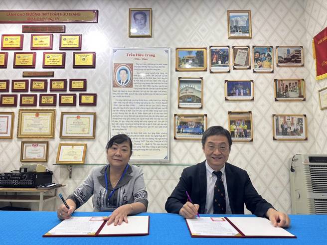 醒吾科技大学国际长国安民博士（右）与陈友庄高中校长陈峰然幸女士共同签署推动华语文教育合作意向书。(醒吾科大提供)