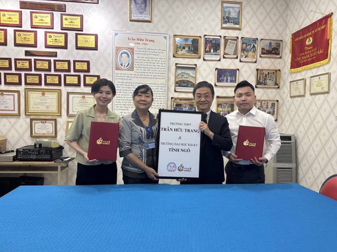 醒吾科大国际处冯洁仪组长（左起）、陈友庄高中校长陈峰然幸女士、醒吾科大国际长国安民博士及醒吾科大国际处阮忠信副执行长共同挂牌，合作推动越南华语文教育。(醒吾科大提供)