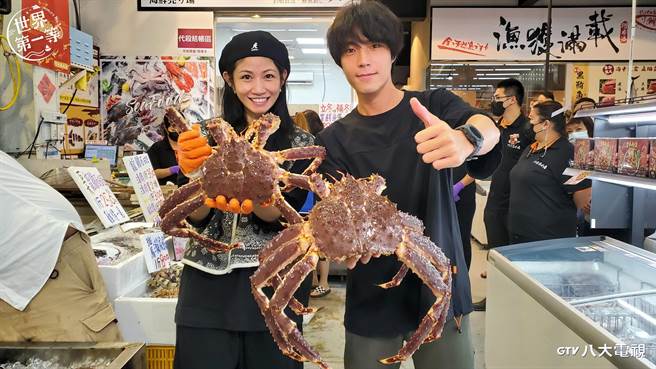 李千娜（左）与唐振刚录《世界第一等》，制作单位砸重金祭出台中最霸气的海鲜料理。（八大提供）