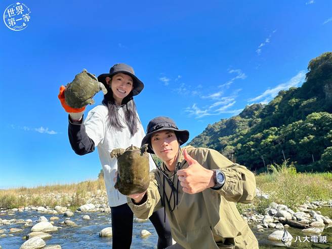 李千娜（左）首次看到沙鱉，无厘头形容「沙鱉像恐龙」。（八大提供）