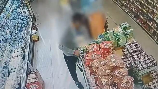 文姓男子前往超商偷高梁酒。（警方提供）