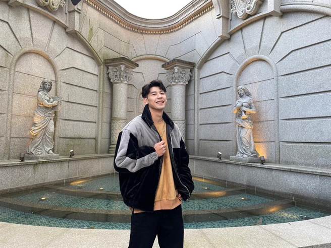 饼乾今冒着低温赶拍新歌MV。（艾迪升传播提供）