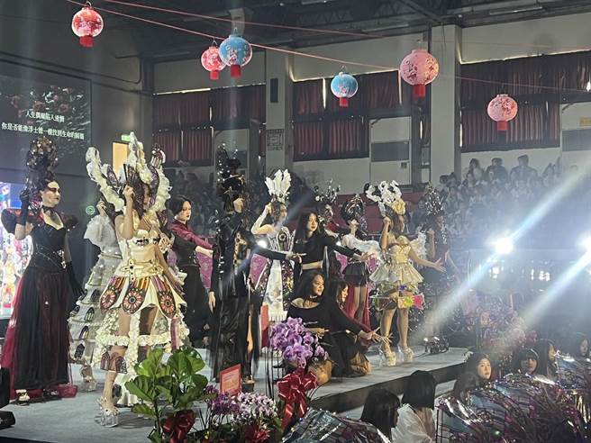 治平高中家政群毕业展演登场，今年以「魔法艺境」为主题，呈现如魔法般绚丽的毕展专题表演。（校方提供／蔡明亘桃园传真）