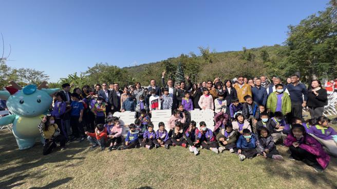 清景麟教育基金会在燕巢阿公店森林公园打造绝美耶诞森林市集，吸引民眾抢先来打卡。（图／品观点提供）