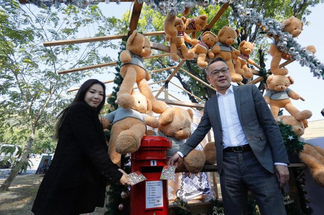 清景麟教育基金会董事长林聪麟(右)、清景麟教育基金会执董林芳岑(左)分别写下耶诞祝福与心愿。（图／品观点提供）