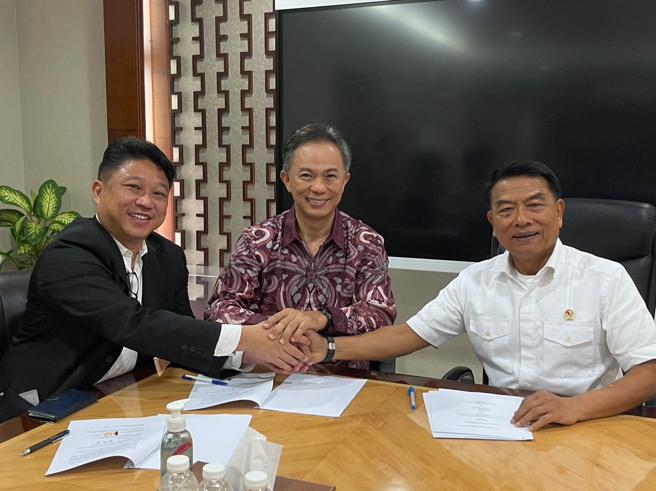 图右起为印尼总统府幕僚长穆尔多科（Moeldoko），与美格储能创办人丁廉君、新加坡永续集团营运长杨伟雄（Baron Yong）签约，将由美格兴建100GW光储能系统，提供印尼电力10%全天侯绿能。（图片来源／美格储能提供）