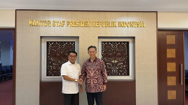 
图左起为印尼总统府幕僚长穆尔多科（Moeldoko），与美格储能创办人丁廉君（图右），在印尼总统府合影。（图片来源／美格储能提供）