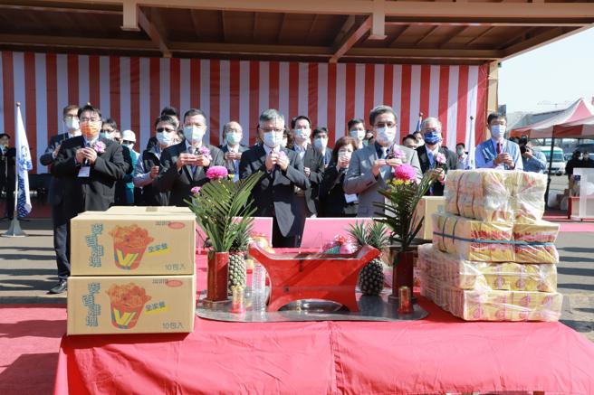 教育部新建海事「御风」实习船23日举行安龙典礼，台船总经理魏正赐、教育部次长刘孟奇、高科大校长杨庆煜担任仪式主祭 (前排左至右) ，也象徵新一代海事人才培育将迈入新里程。（国立高科大提供）