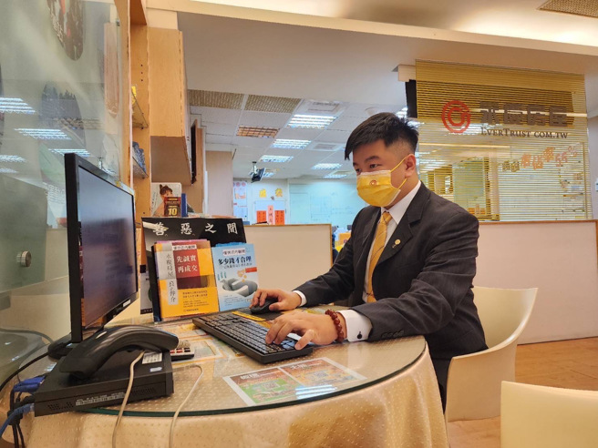 永庆房屋吴建陞经纪人曾经帮助客户破解黑心房仲的坑骗手法，挽回160万元差价。(图/永庆房屋提供)