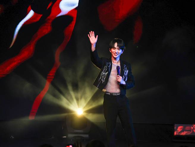 邱锋泽今在发片记者会上唱跳新歌。（罗永铭摄）