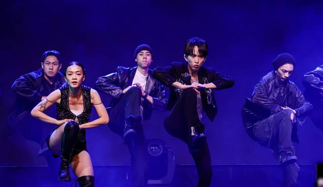 邱锋泽今在发片记者会上唱跳新歌。（罗永铭摄）