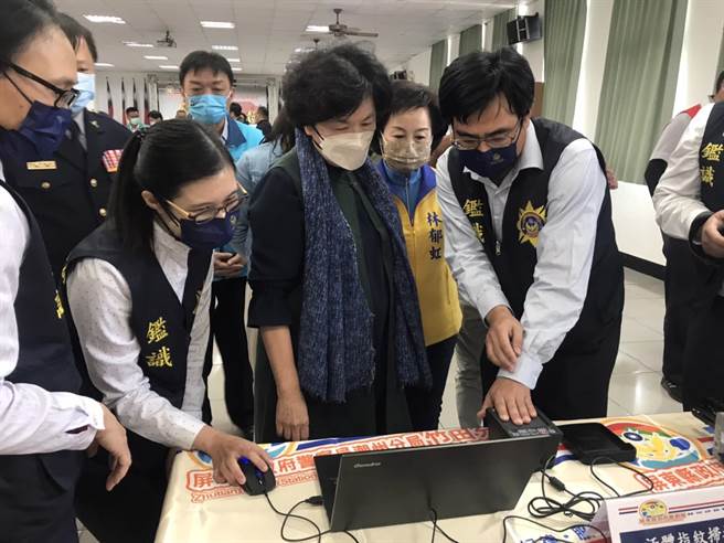 南台灣首間分局「刑事實驗室」在屏東東港警分局成立後，里港、內埔、潮州、枋寮、恆春等警分局的刑事實驗室也於23日一併啟用。（謝佳潾攝）