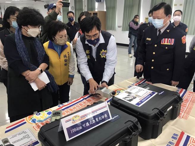 南台灣首間分局「刑事實驗室」在屏東東港警分局成立後，里港、內埔、潮州、枋寮、恆春等警分局的刑事實驗室也於23日一併啟用。（謝佳潾攝）