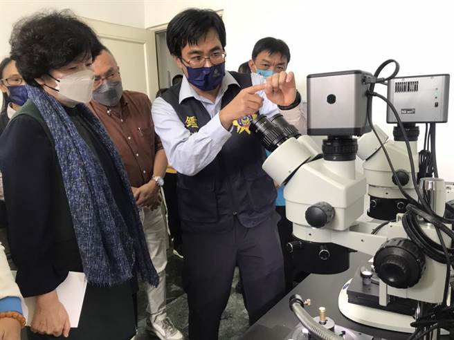 南台灣首間分局「刑事實驗室」在屏東東港警分局成立後，里港、內埔、潮州、枋寮、恆春等警分局的刑事實驗室也於23日一併啟用。（謝佳潾攝）